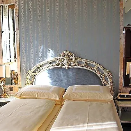 Palais Porcia فندق 4*