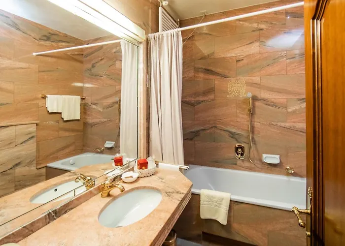 מלון Palais Porcia 4*