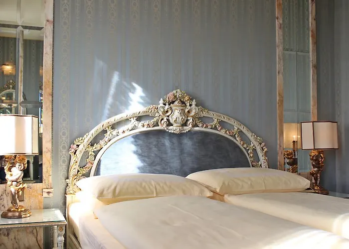 Palais Porcia מלון